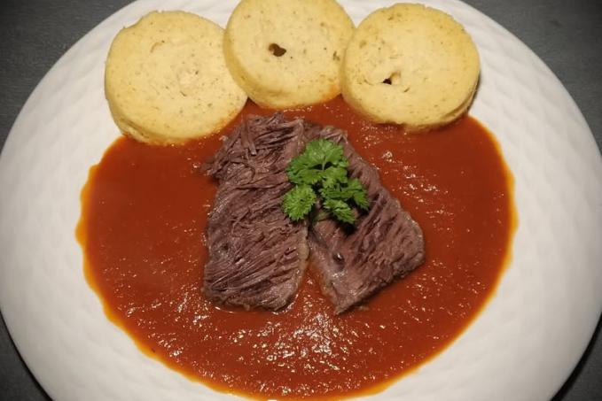 Rajská omáčka s vařeným hovězím masem a knedlíkem - LC