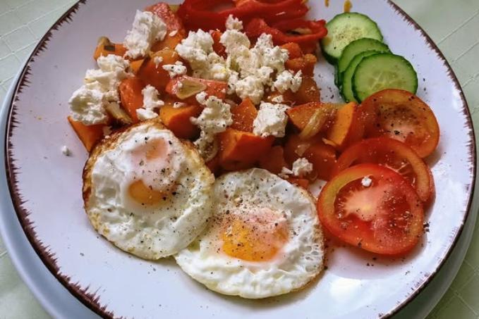 Pečená dýně Hokaido, balkánský sýr a volská oka