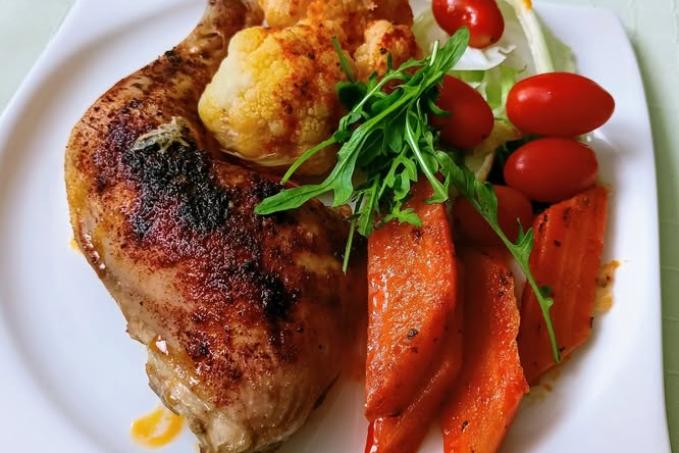 Kuřecí stehno, pečený květák s mrkví