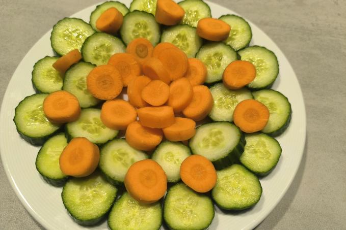 Zeleninový talířek, okurka a mrkev