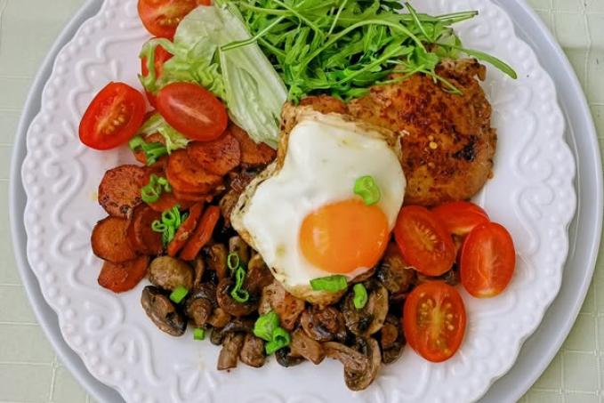 Restované kuřecí prso s žampiony a mrkví