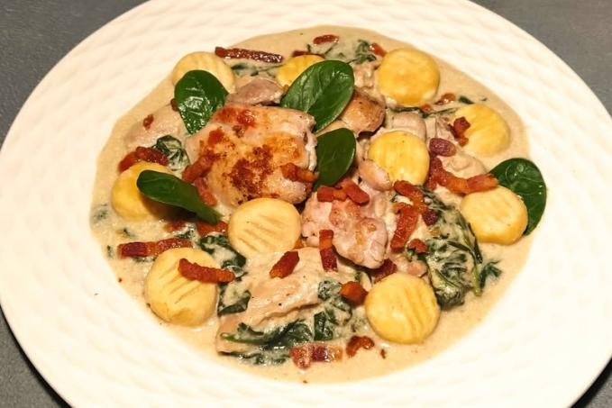 Kuřecí kousky, smetanová omáčka s baby špenátem, gnocchi - LC