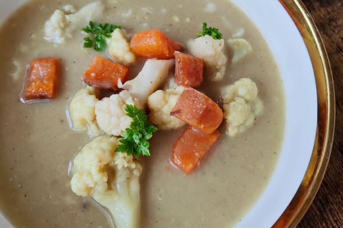 Květáková polévka s batátem