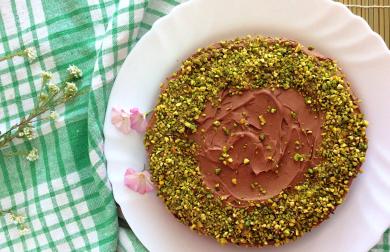 Pistáciový dort s čokoládovým máslovým krémem