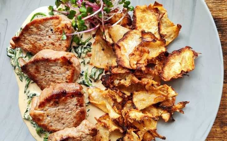 Medailonky z vepřové panenky, smetanový špenát a celerové chipsy