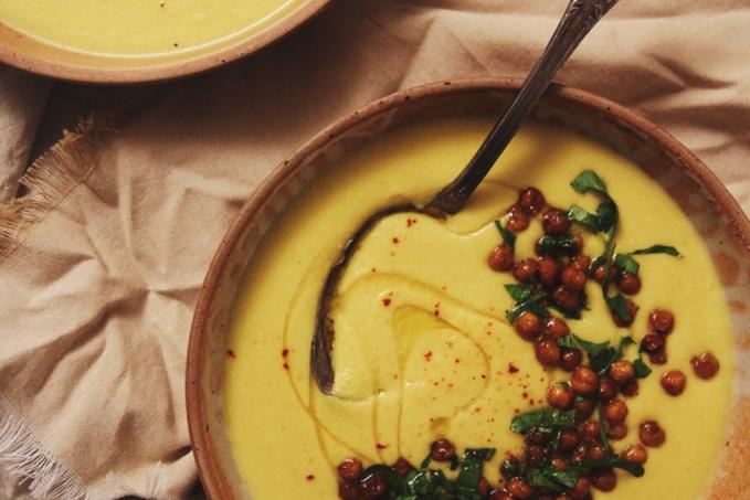 Karfiolové veluté s chrumkavým cícerom