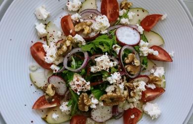 Salát s hruškou a balkánským sýrem