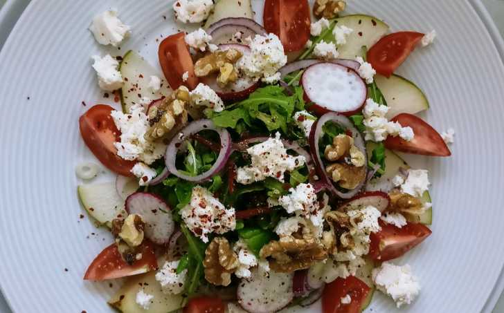 Salát s hruškou a balkánským sýrem