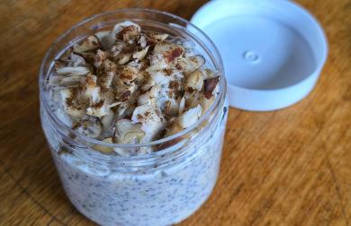 Jablečná svačinka do sklenice s ořechy, jogurtem a chia