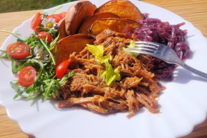 TRHANÉ VEPŘOVÉ MASO PEČENÝM BATÁTEM A CIBULOVOU MARMELÁDOU