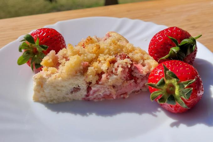 TVAROHOVÝ KOLÁČ S JAHODAMI