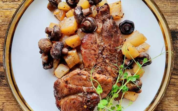 Pečená krkovička s kedlubnou a žampiony