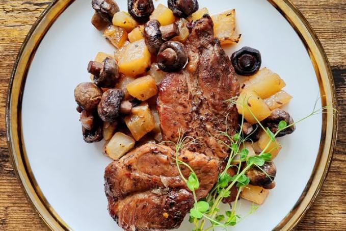 Pečená krkovička s kedlubnou a žampiony