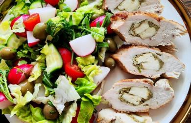 Plněné kuřecí prso se salátem