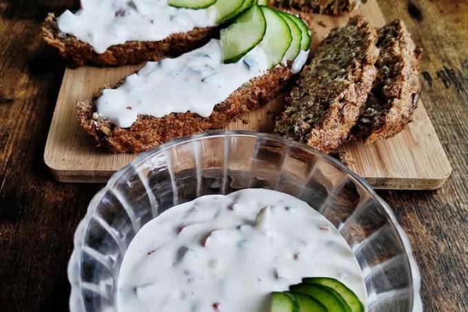 Tvarohová pomazánka a chléb z lněného a slunečnicového semínka
