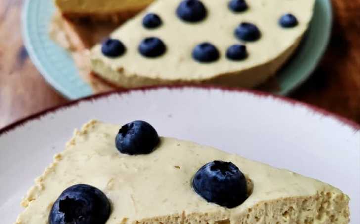 Pistáciový dort s borůvkami