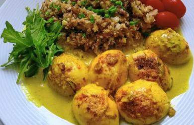 Vejce na kari s květákovou rýží