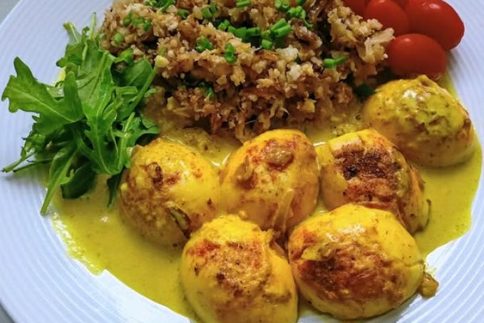 Vejce na kari s květákovou rýží