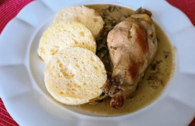 Králík na houbách  a paloučkový knedlík