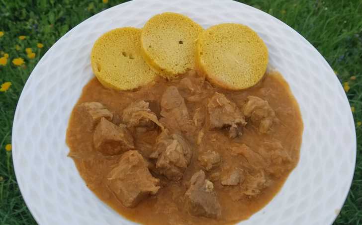 Segedínský guláš s low carb knedlíkem