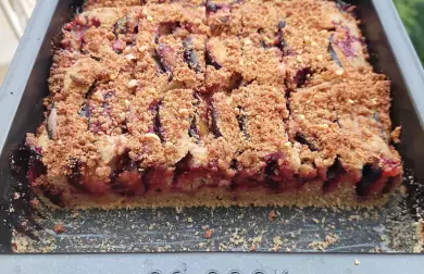 Arašídový koláč s ovocem bez lepku, bez cukru a bez oleje