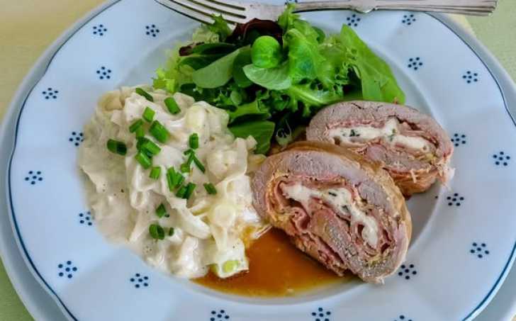 Vepřová panenka plněná slaninou a nivou, smetanový pórek a salát