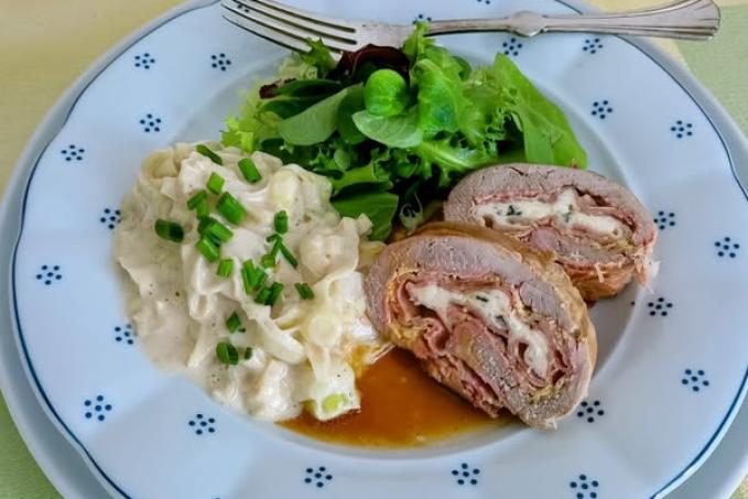 Vepřová panenka plněná slaninou a nivou, smetanový pórek a salát