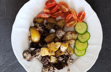 Pikantní brambory s česnekem a kuřecími játry