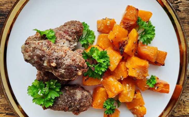 Karbanátky s nivou a slaninou, pečená dýně