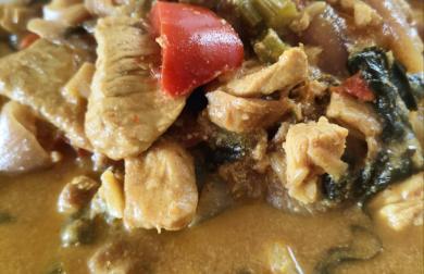 Orientální krůtí kari s houbami a kokosovým mlékem