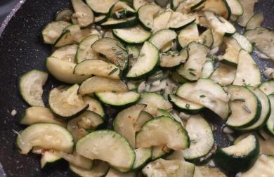 Restovaná cuketa s česnekem a rozmarýnem