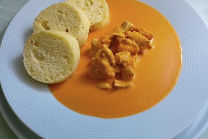 Kuřecí maso na paprice s paloučkovým knedlíkem