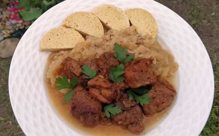 Moravský vrabec s dušenými kedlubnami a knedlíkem - LC