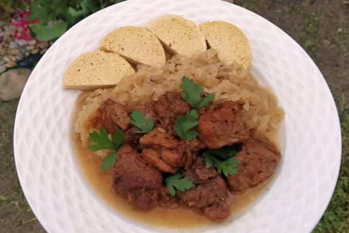 Moravský vrabec s dušenými kedlubnami a knedlíkem - LC