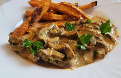 VEPŘOVÉ LEDVINKY NA SMETANĚ S BATÁTOVÝMI HRANOLKY