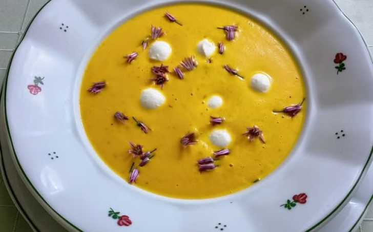 Krémová mrkvová polévka s mozzarellou