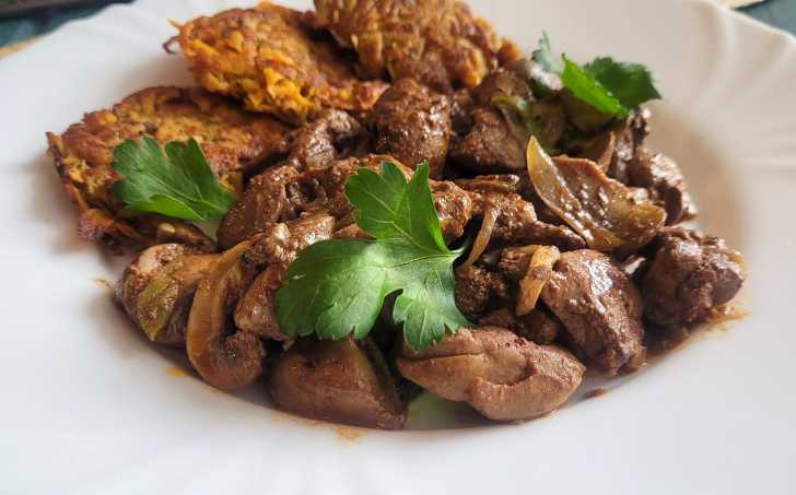 KUŘECÍ JÁTRA SE ŽAMPIONY A PLACIČKAMI