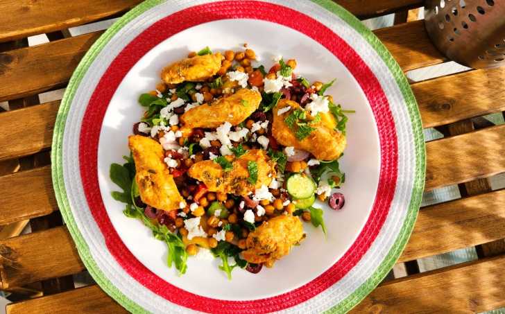 Řecký salát s cizrnou a kuřecím masem