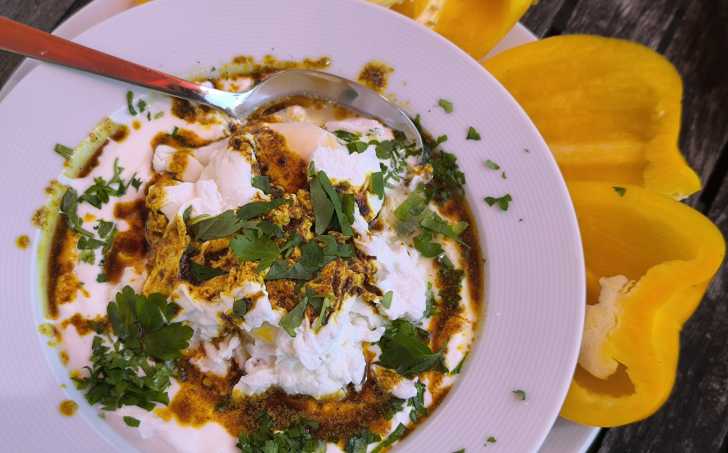 Pošírovaná vejce s jogurtem a kari zálivkou