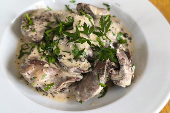 Kuřecí játra ve smetanové omáčce se sýrem a zeleným pepřem