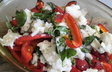 Paprikový salát s mozzarellou