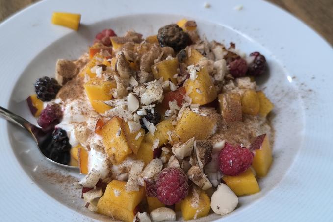 Řecký jogurt s ovocem, skořicí a para ořechy