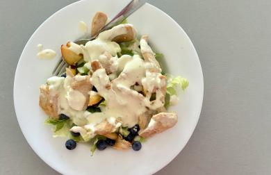 Salát s kuřecím masem, broskví, borůvkami a sýrovým dresinkem