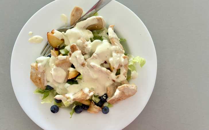 Salát s kuřecím masem, broskví, borůvkami a sýrovým dresinkem