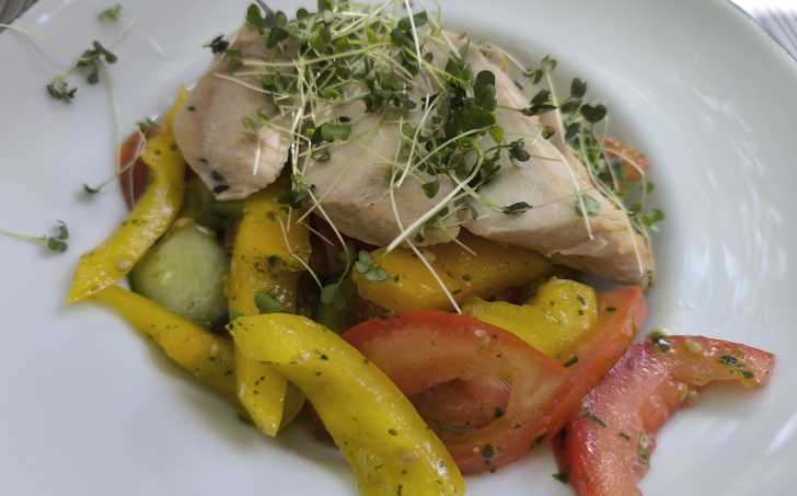 Salát s pestem a grilovaným kuřetem