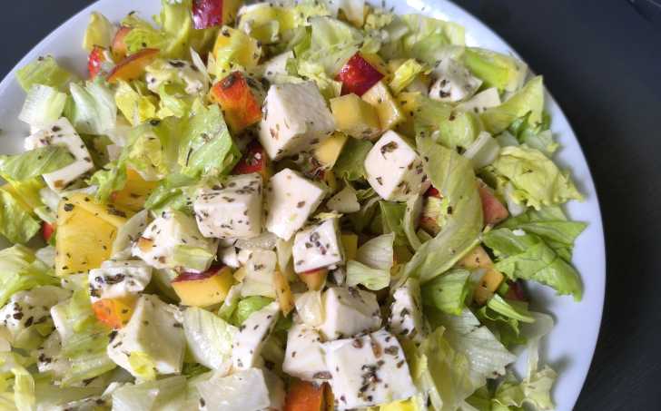 Svěží salát z mozzarelly a broskví