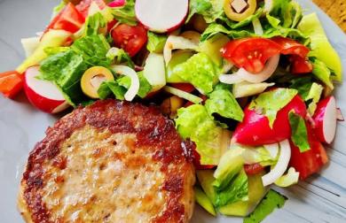 Holandský řízek a míchaný salát