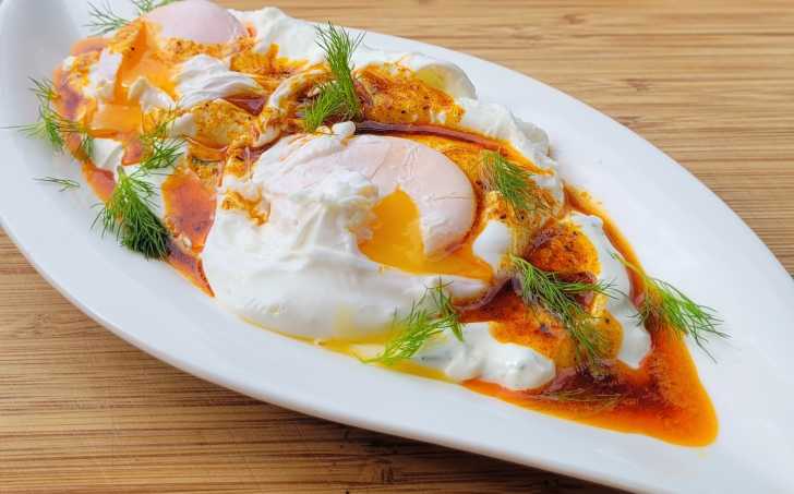 Turecká vejce se zakysanou smetanou