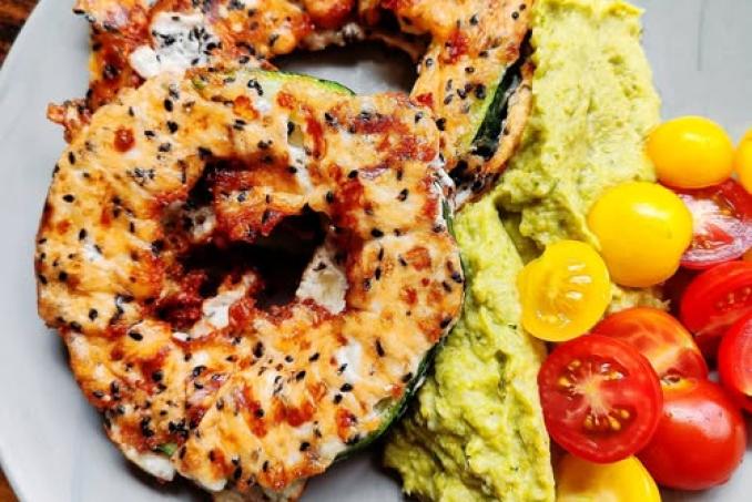 Cuketa v bílkovo-sýrovém těstíčku a brokolicová kaše