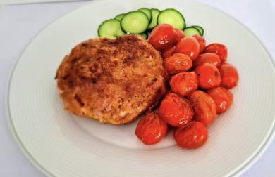 Kuřecí karbanátek se sýrem a pečenými rajčaty